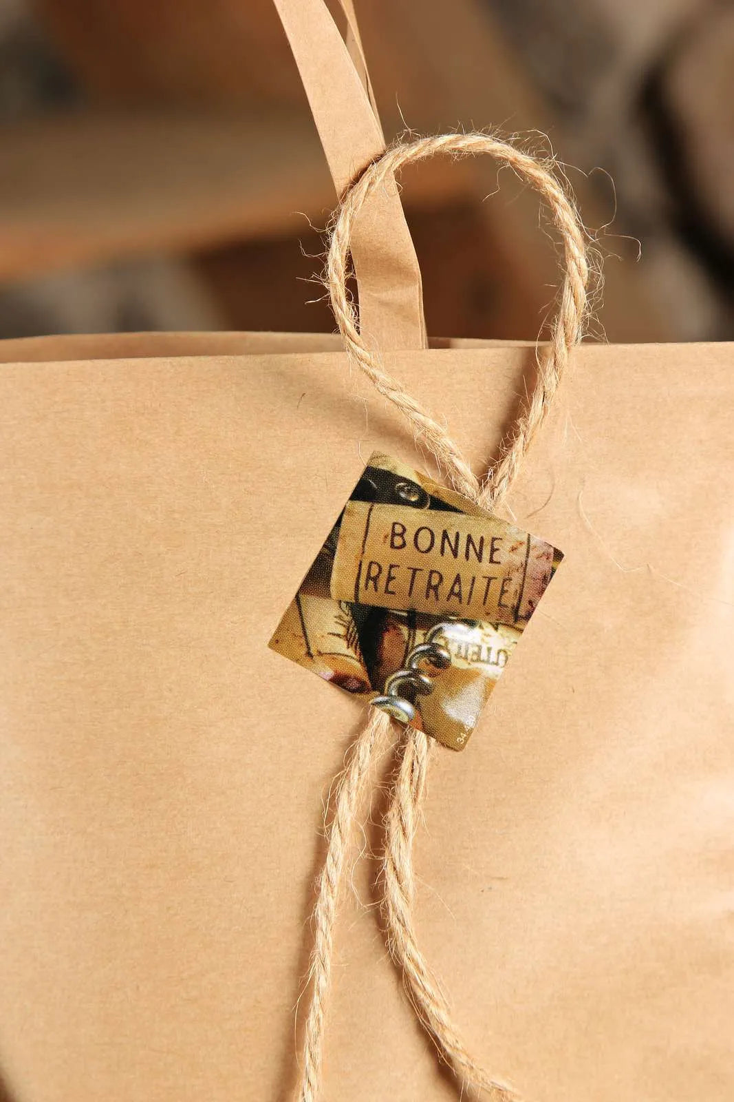 Etiquette adhésive carrée bouchons - Bonne retraite (boîte de 500)